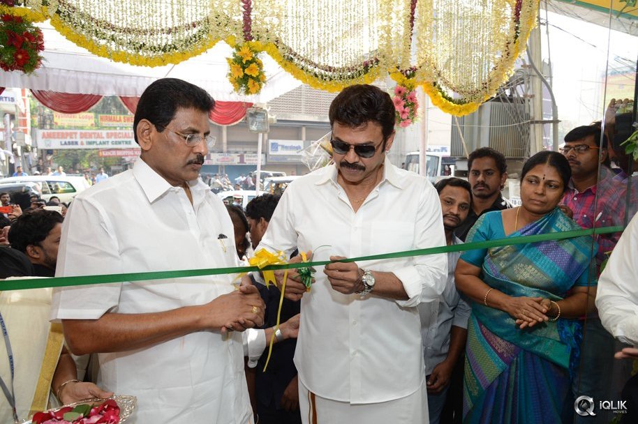Venkatesh-Inaugurates-Ramraj-Cotton-Showroom